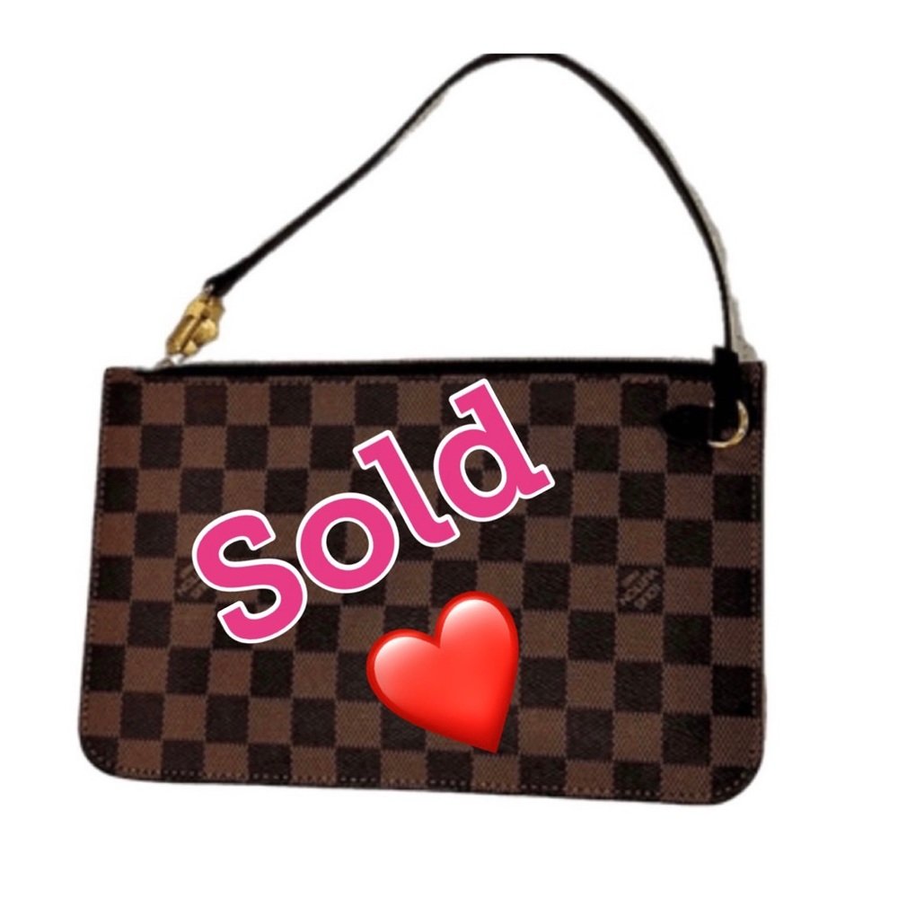 Luis Vuitton wristlet pouch (AUTHENTIC/ FLAWLESS / LIKE NEW)